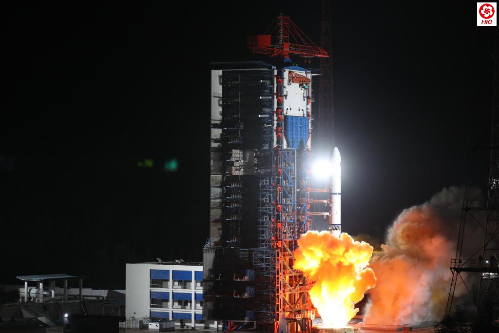 7月27日4时02分，我国在西昌卫星发射中心使用长征二号丁运载火箭，采取“一箭三星”方式，成功将遥感三十六号卫星发射升空，卫星顺利进入预定轨道，发射任务获得圆满成功。新华社发（张英健 摄）