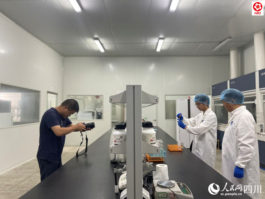 记者在位于成都市大邑县的海光食品有限公司进行采访。人民网记者 何旭摄